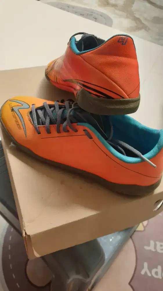 Sepatu futsal specs
