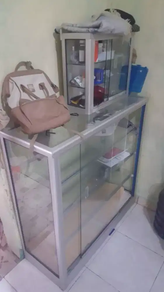 Etalase masih bagus dan mulus