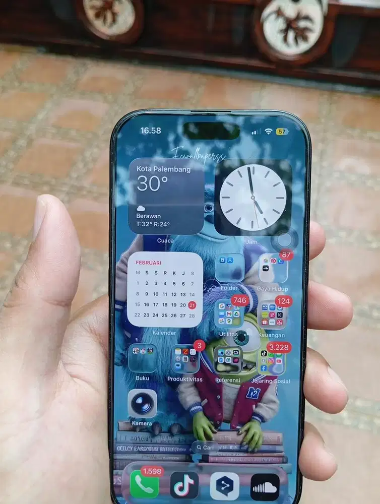 Iphone 16 Pro 128 GB Warna hitam Ada kartu Garansi resmi