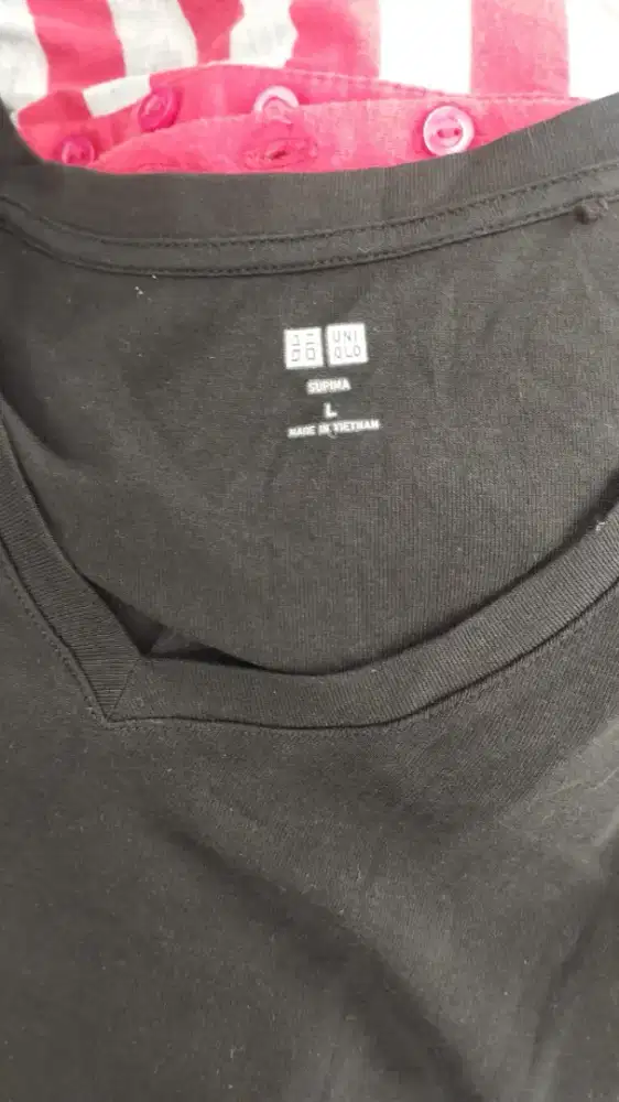 Kaos hitam uniqlo bagus ukuran L hitam