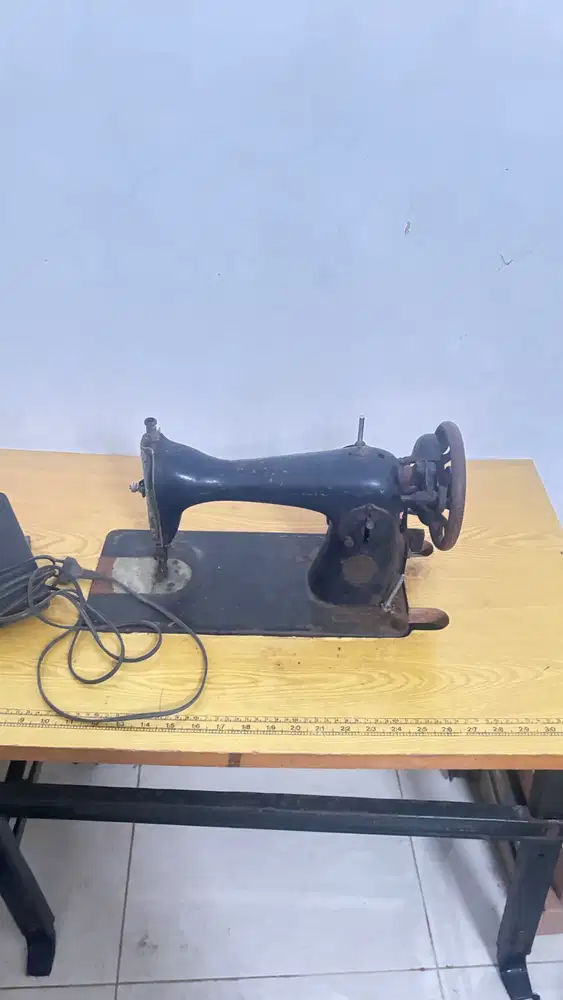 Mesin Jahit Singer dan Meja Besi