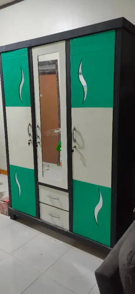 lemari pakaian bekas