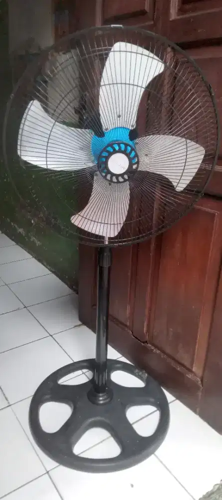 Kipas angin berdiri AOYAMA 18 inc