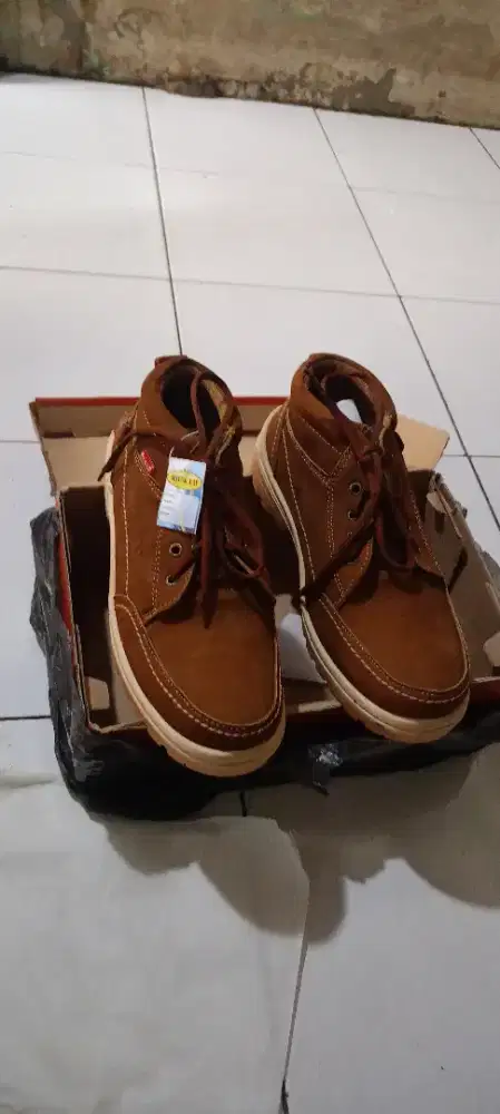 sepatu hiking baru