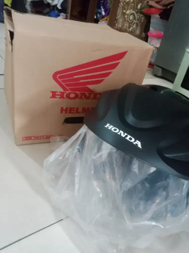 Helm baru kluaran Honda blom pernah di pakai masih plastik dus