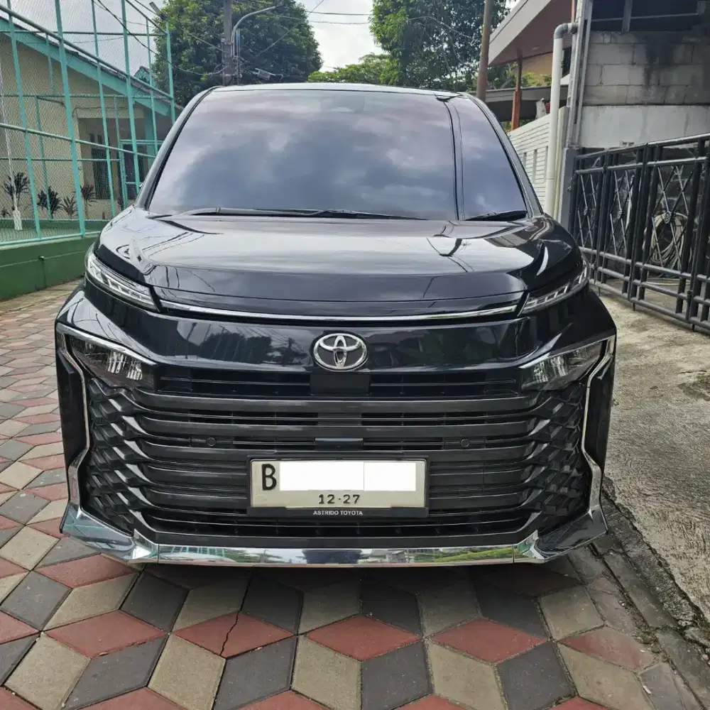 Toyota Voxy 2022 warna hitam kondisi istimewa servis record siap pakai