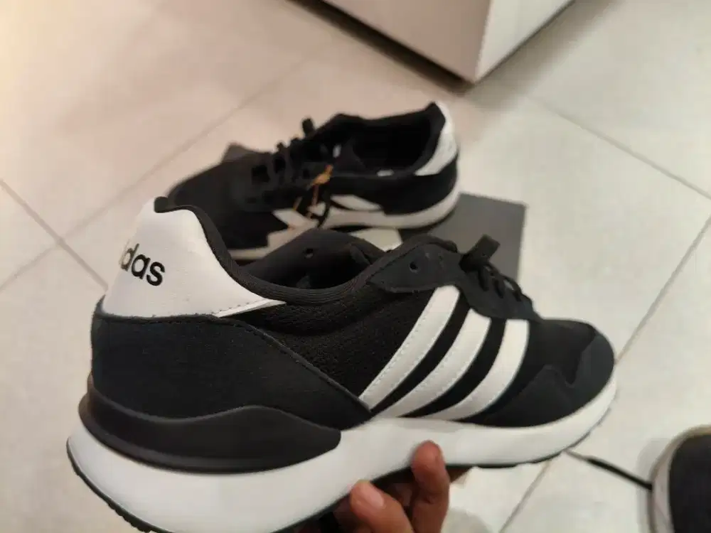 Sepatu adidas masih baru