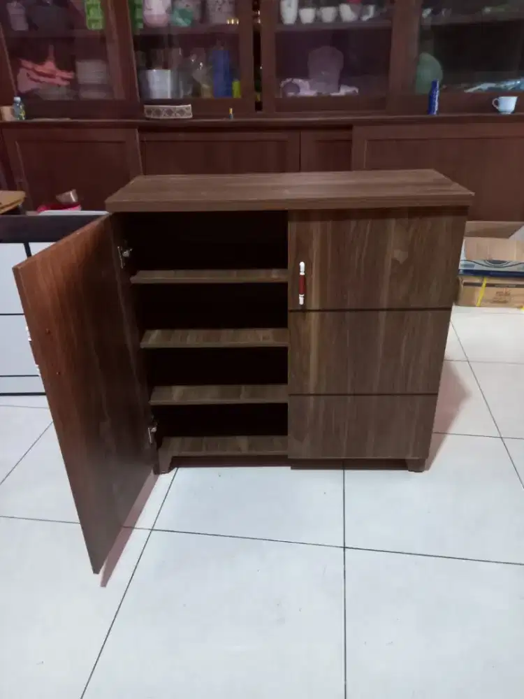 rak sepatu tertutup