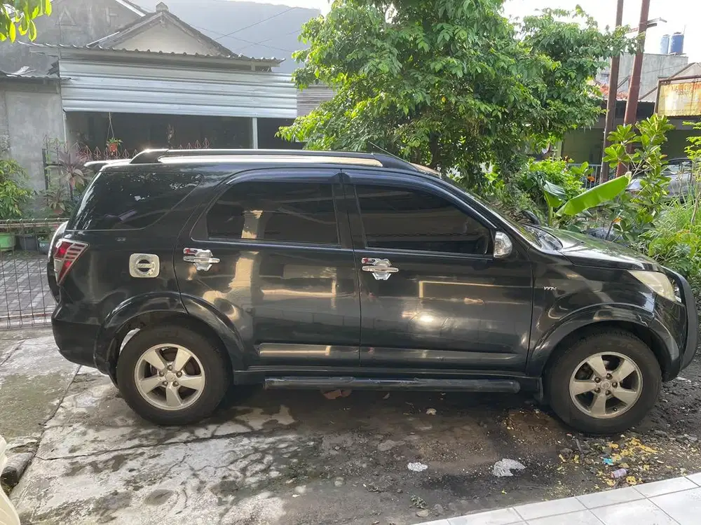 Dijual Mobil Rush hitam 2008 type S