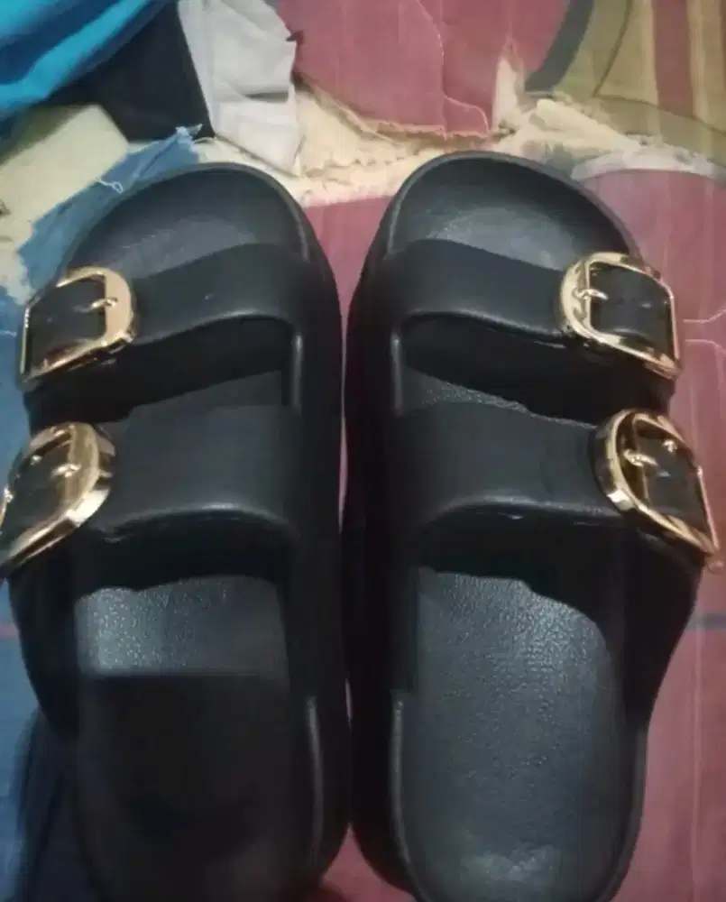 Sendal sepatu wanita bekas gratis, kondisi 80%