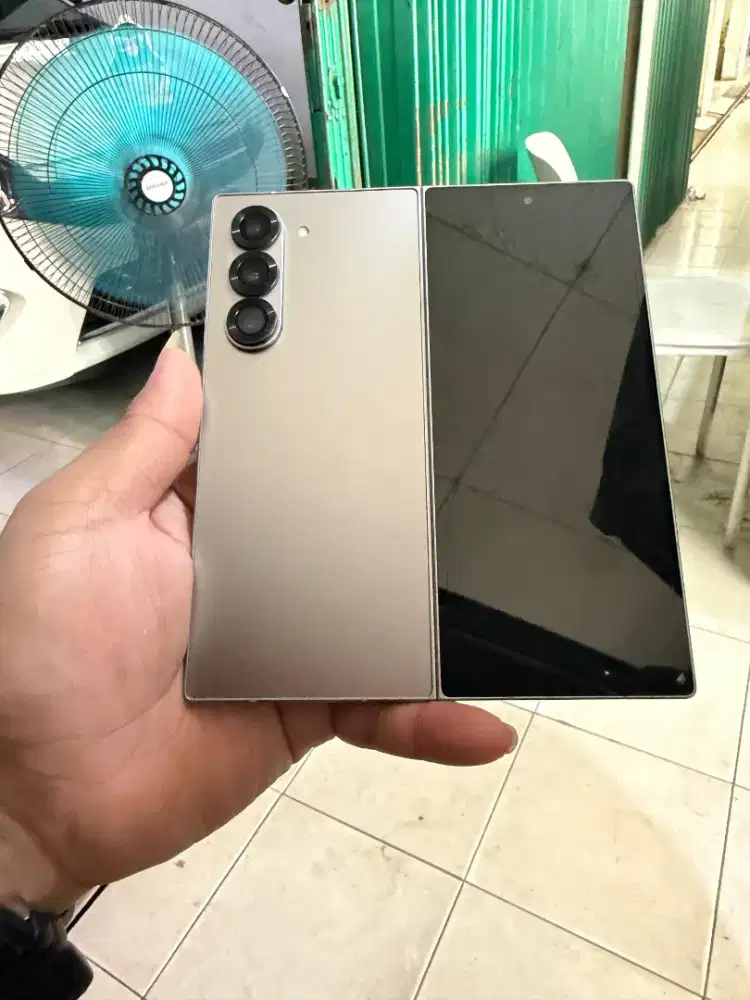 Samsung Fold 6 12/256 silver Fullset ada dent dikit disudut kanan atas