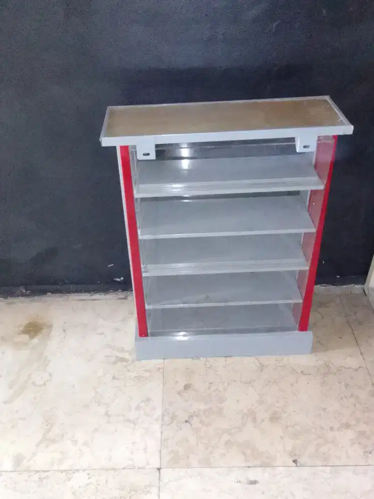 Etalase display berdiri