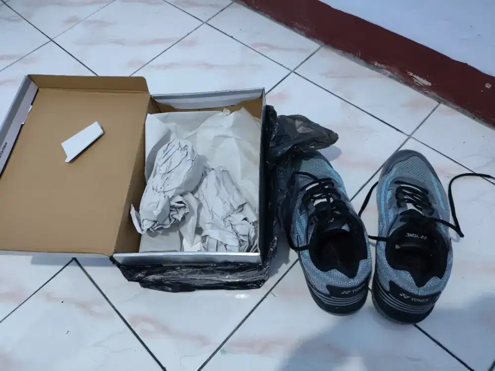 Sepatu Badminton Yonex Velo 200 Cyan Black