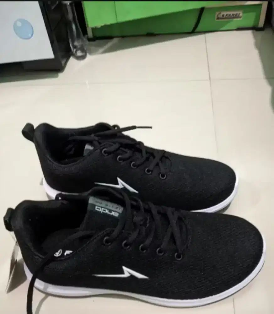 Sepatu Sneakers Pria Bekas Gratis, Kondisi 90%