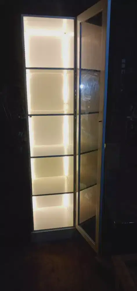 Lemari pintu kaca