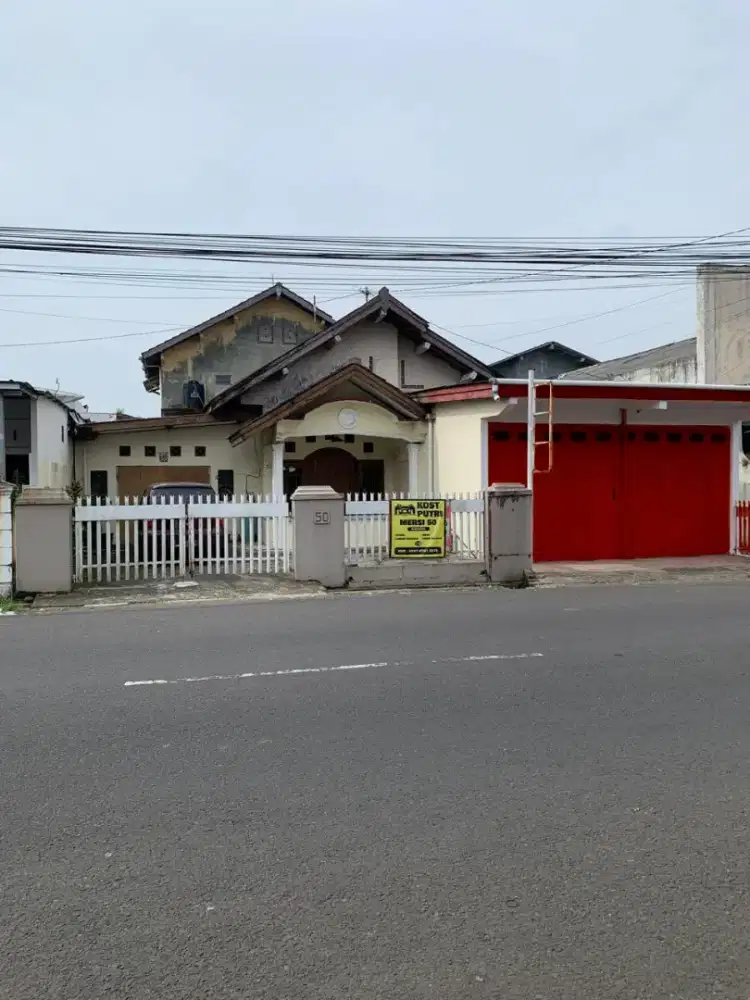 Rumah strategis di pinggir jalan