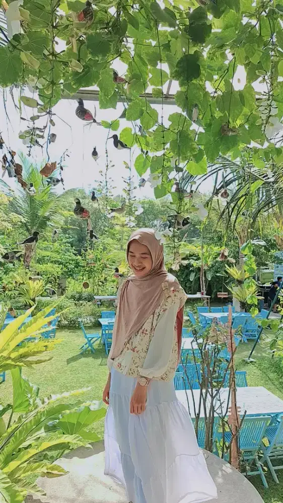 Dress putih tanpa lengan