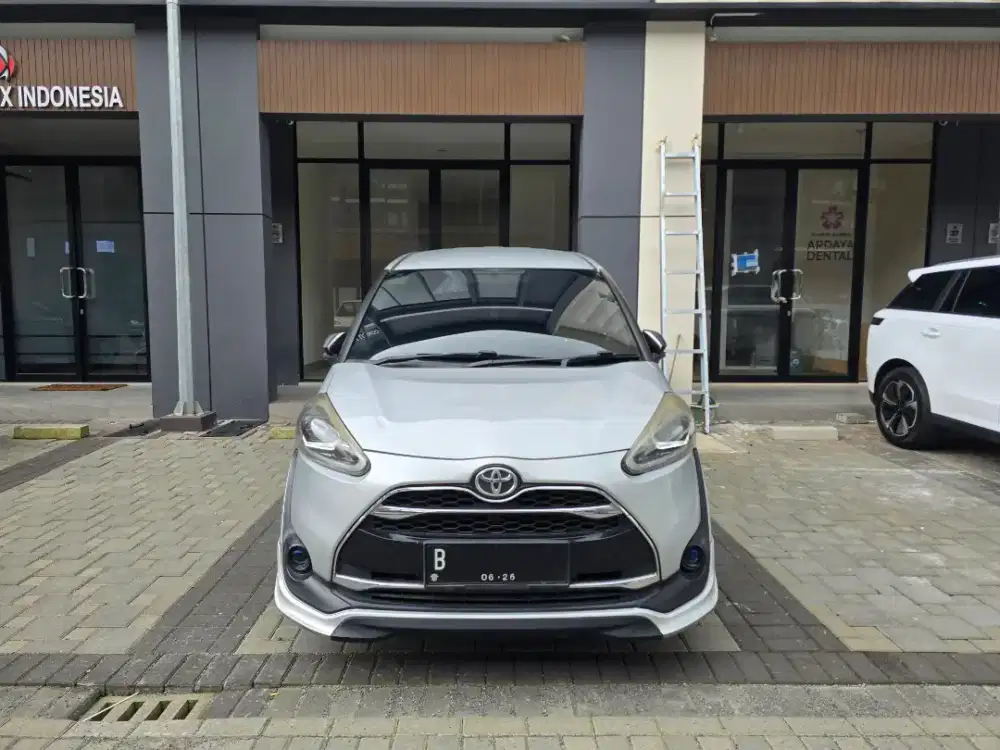 Toyota Sienta Q 2017 Silver