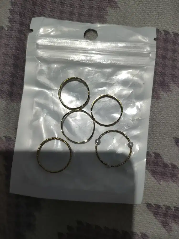 Aksesoris Cincin wanita bekas gratis kondisi 95%