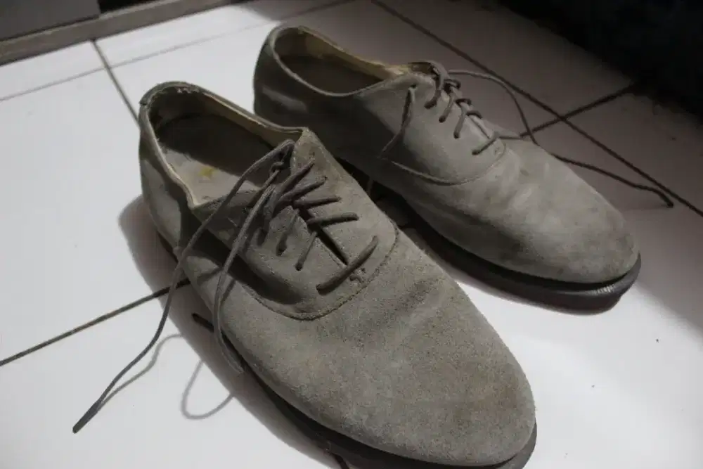 Sepatu Docmart Low Suede Grey – Size 42 (Preloved)