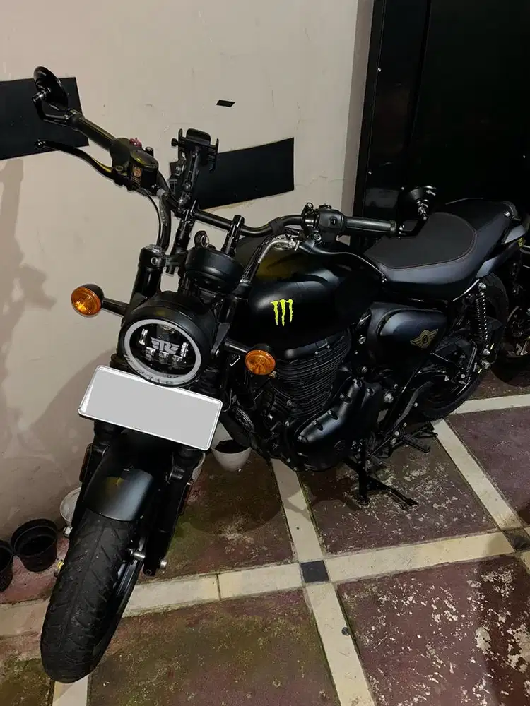 Royal Enfield Hunter 350 hitam 2023 pemakai