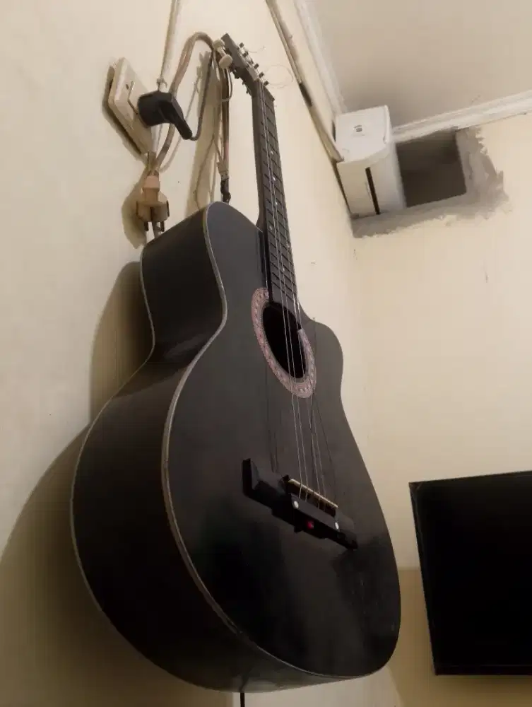 gitar akustik hitam