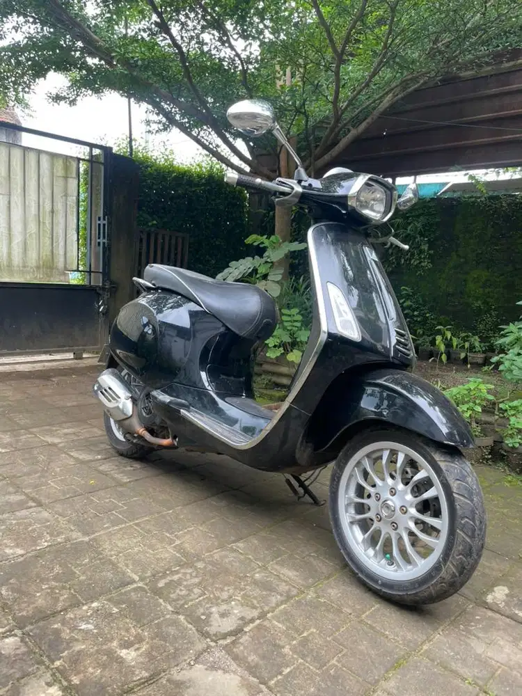 Vespa sprint 3v hitam