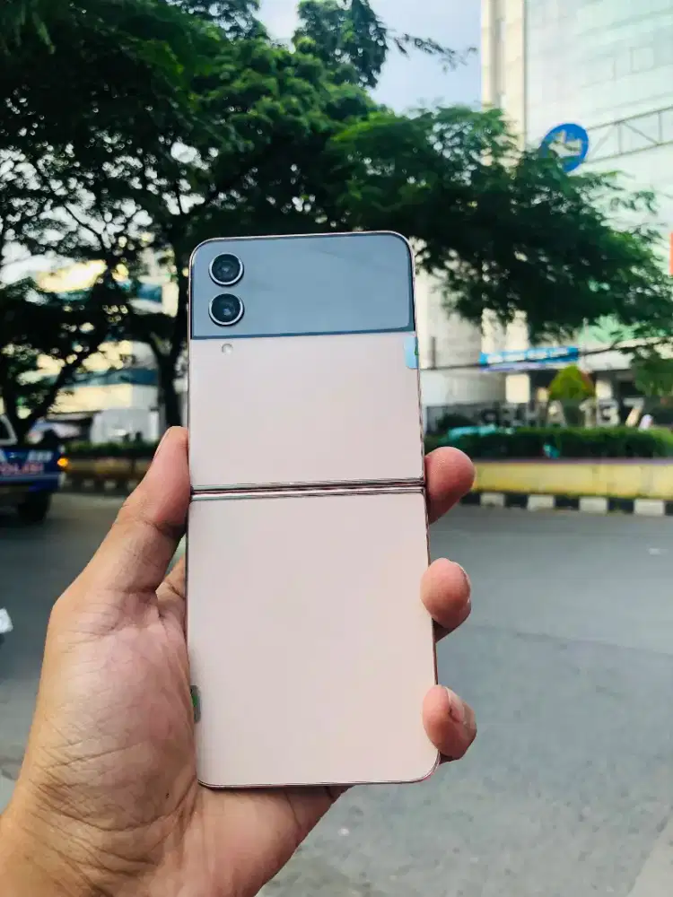 Samsung z flip 4 RAM 8 / 256 GB ex sein