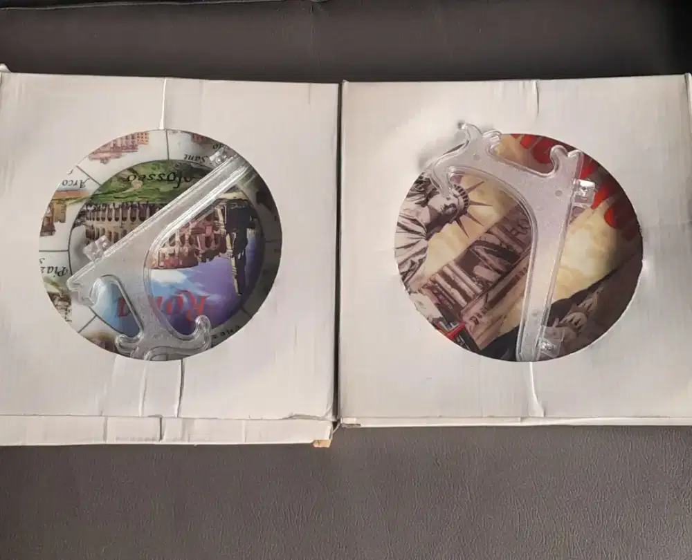 2 piring pajangan Vintage