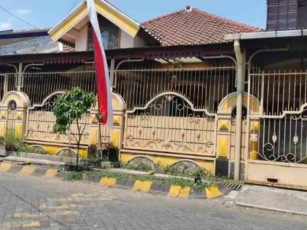 rumah besar teluk etna hanya 50 m dari jalan raya arjosari sangat dekat ke terminal dan jalan tol serta araya