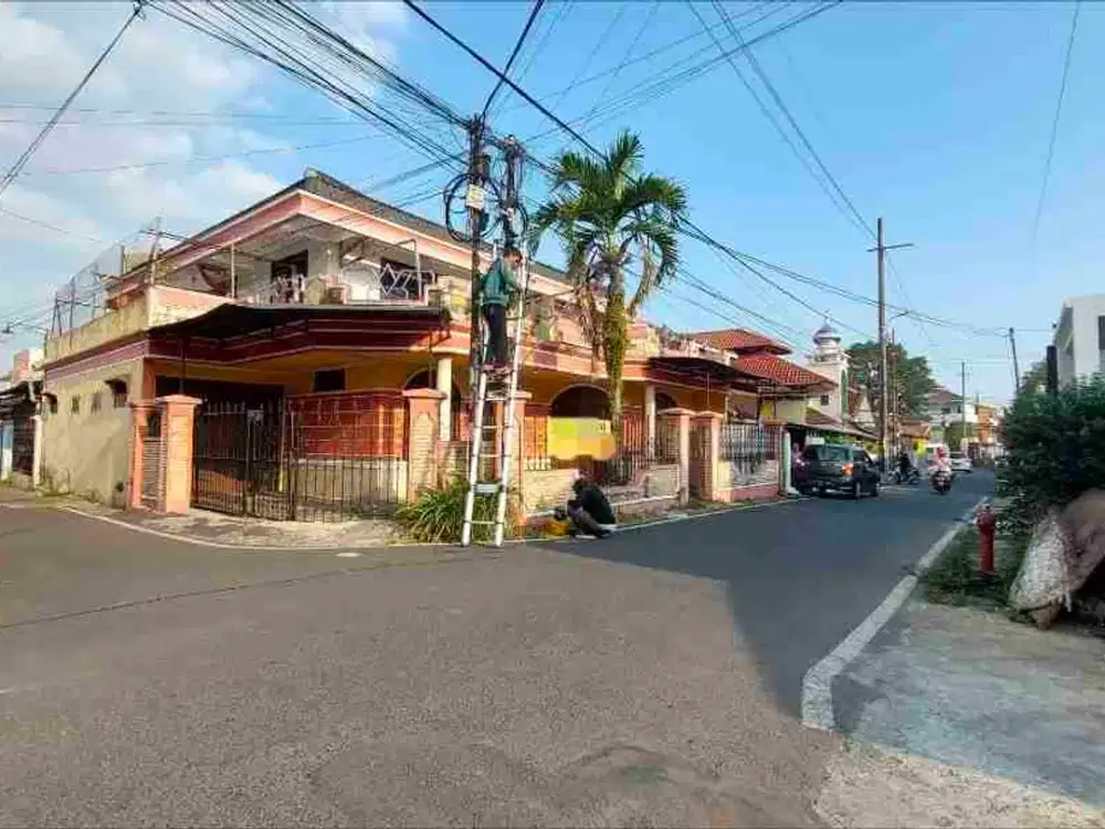 rumah strategis di jalan sarangan dekat hotel savana dan santika. posisi hook dekat kalpataru suhat serta dekat kampus UB Brawijaya