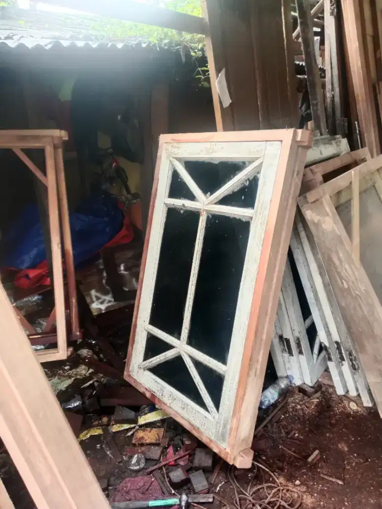 Jendela bekas kamper