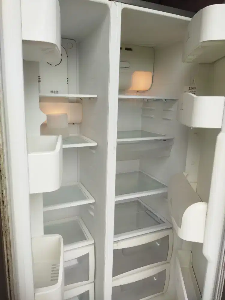 Jual kulkas 2 pintu side bye side merk ELECTROLUX