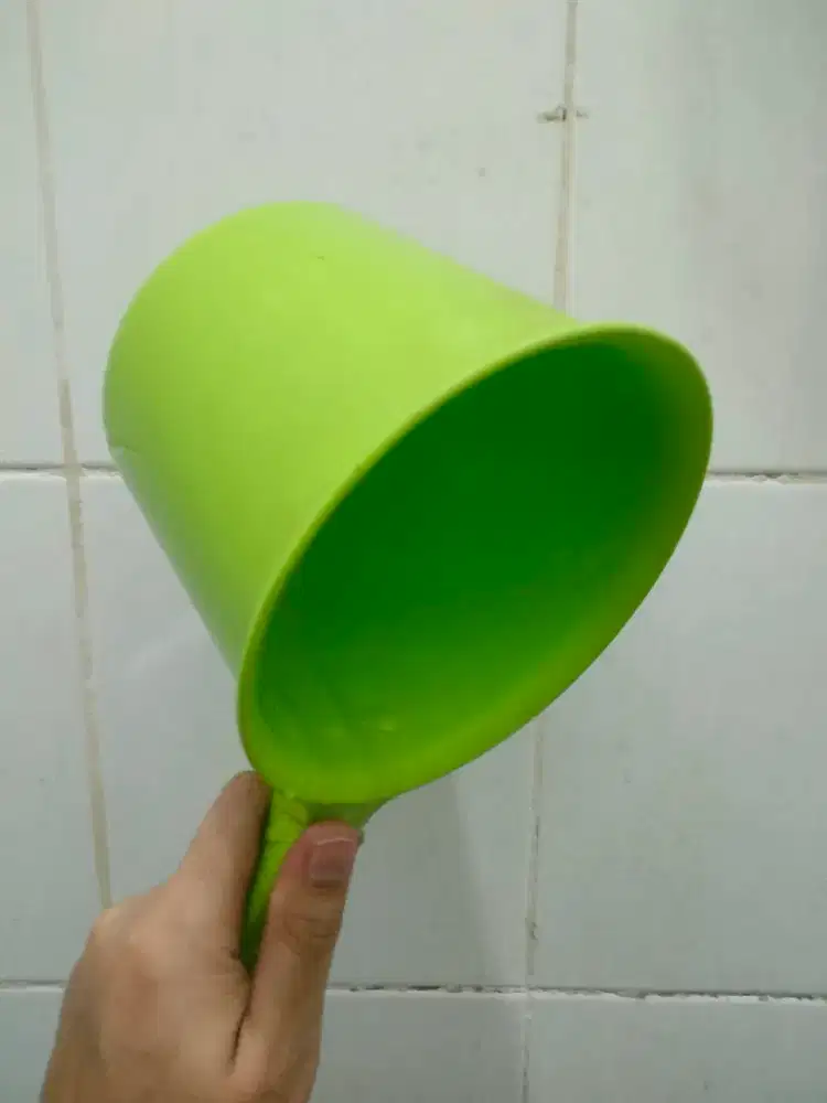 Gayung mandi bahan plastik