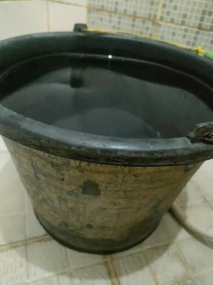 Ember air warna hitam