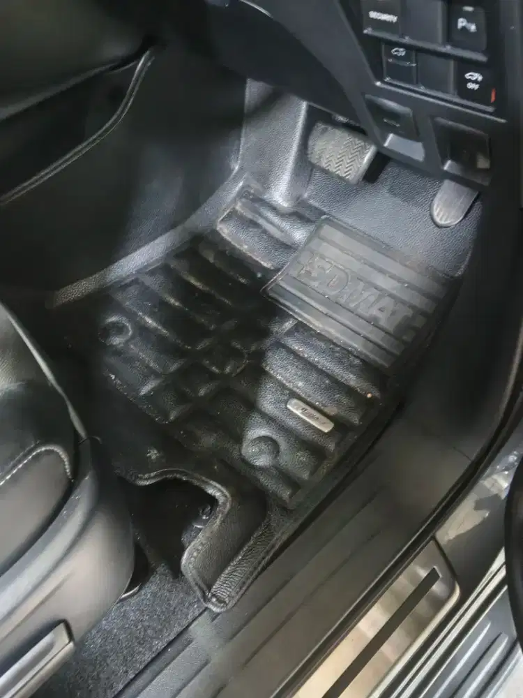 Di jual cepat karpet 5D daytona bekas mobil Fortuner vrz