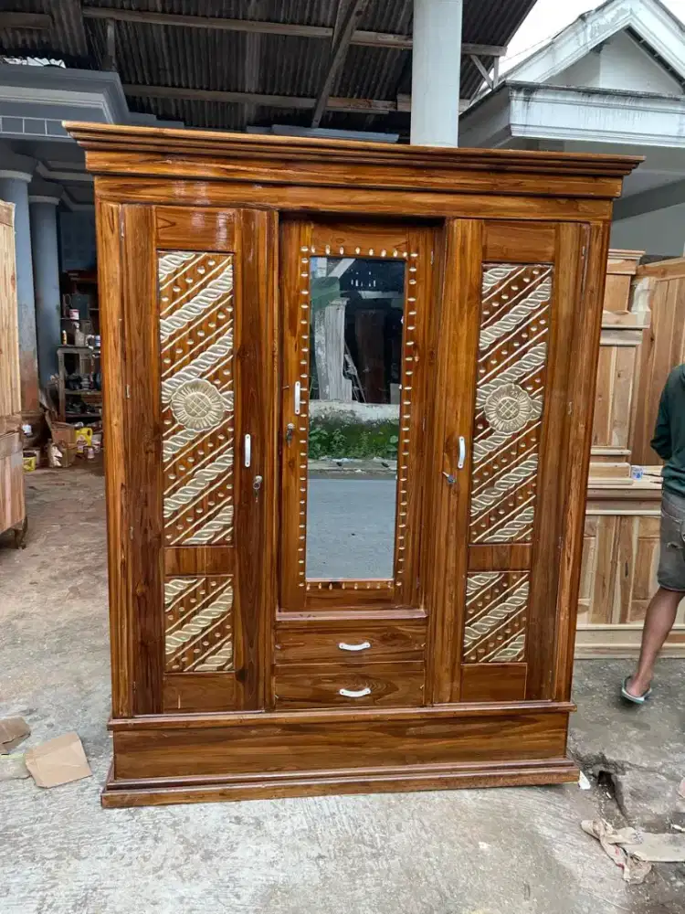 Lemari pakaian kayu