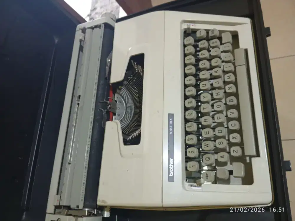 Mesin ketik manual
 Brother R 913 DLX made in japan Normal semua