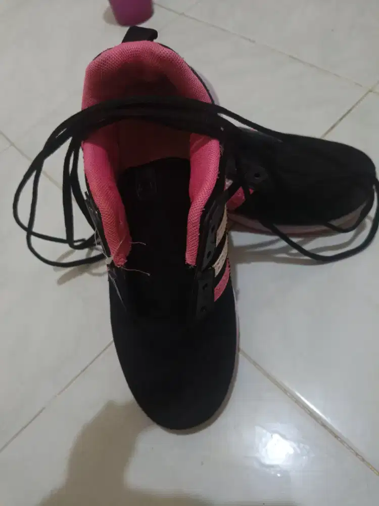 sneakers wanita bertali dari merek Ando seri Plano