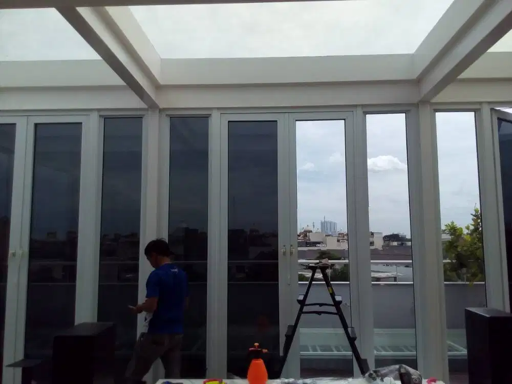 sedia jasa pasang sticker sunblas, kaca film wallsticker dan wallpaper