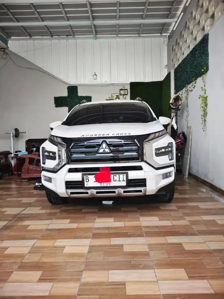 XPander Cross Premium At white