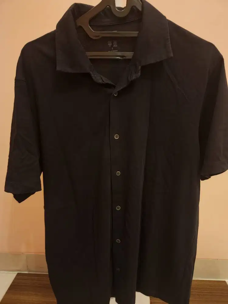 Kemeja Polos Lengan Pendek Uniqlo