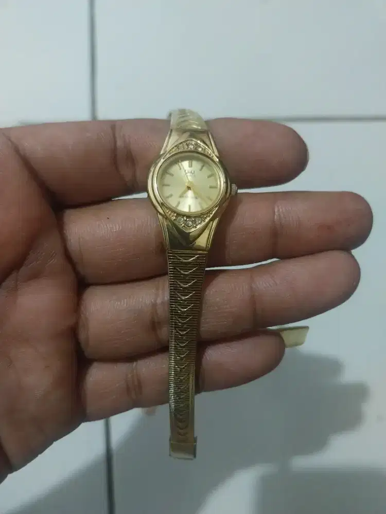 Jam tangan wanita Q&Q QB27J001Y