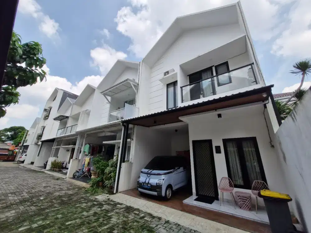 Dijual Rumah Full-furnished 3 Lantai Nyaman Strategis di dekat Cilandak KKO