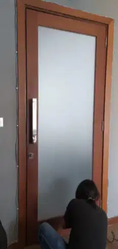 Sticker buram es unt pintu dapur stiker sekat ruang blur buram sunblas