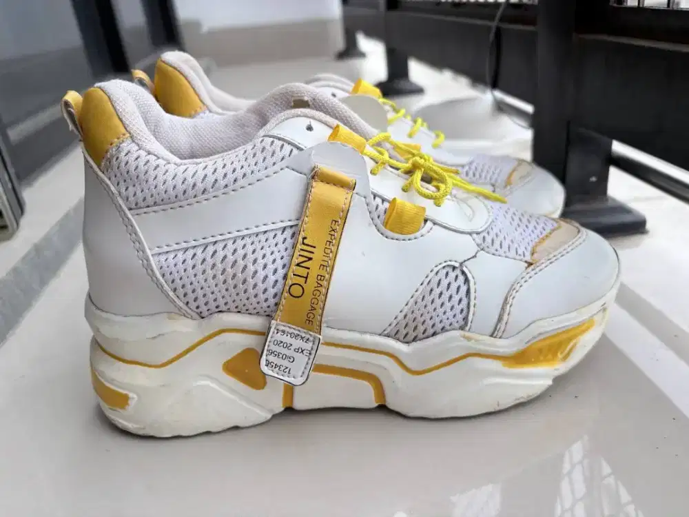 Sepatu wanita  putih