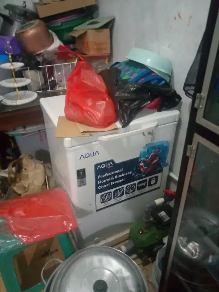 freezer aqua 150L, masih mulus no minus garansi 7 thn,