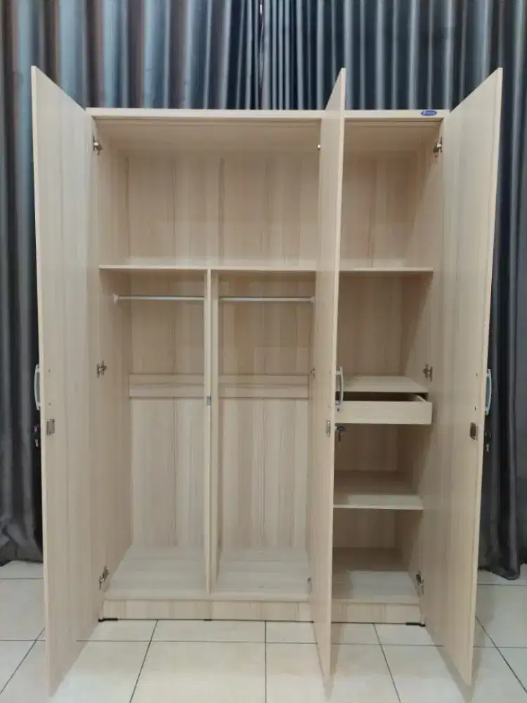 Lemari pakaian pintu 3