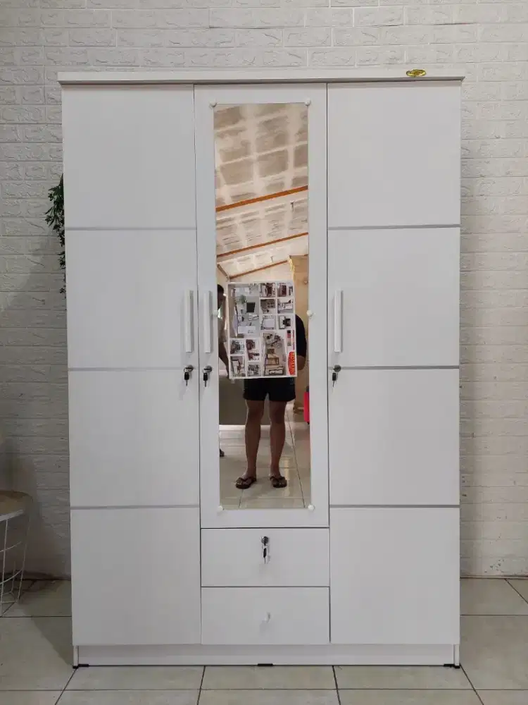 Lemari pakaian pintu 3