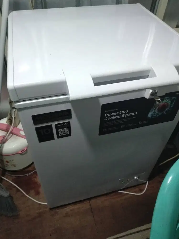 Freezer modena baru 1 bulan pemakaian Masi mulus